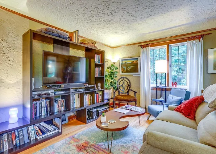 Seattle Home With Balcony 1 Mi To Park And Water!