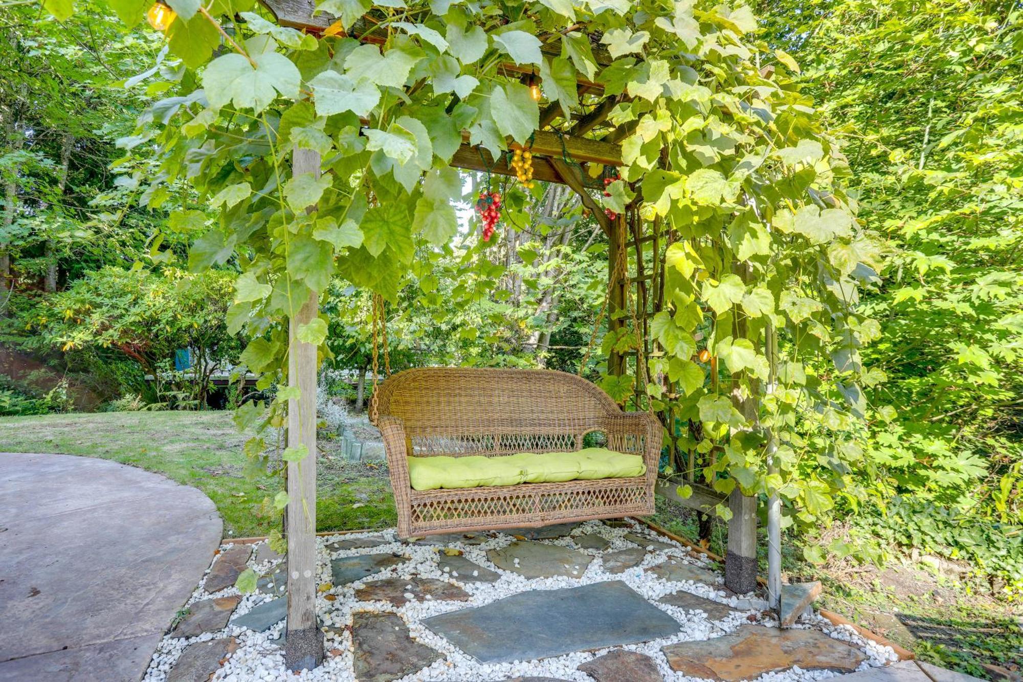 Holiday home With Balcony 1 Mi To Park And Water! *
